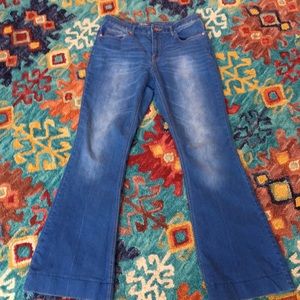 High rise flare vintage looking jeans.